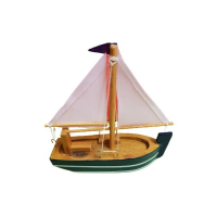 Segelboot aus Holz mit Stoffsegel