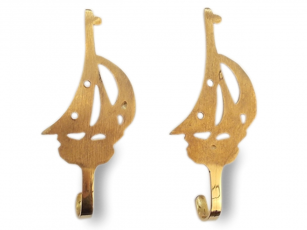 Maritimer Kleiderhaken Garderobe | Kleiner Haken aus Messing mit Segelboot Motiv